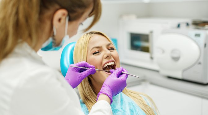 Higienizacja jamy ustnej a wizyta w innowacyjnej klinice ortodonta Mokotów . Na co zwrócić uwagę?